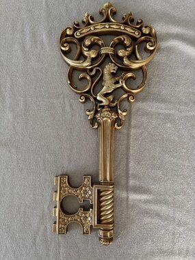 Syroco Wood Gold Lions Key Wall Mount 18”